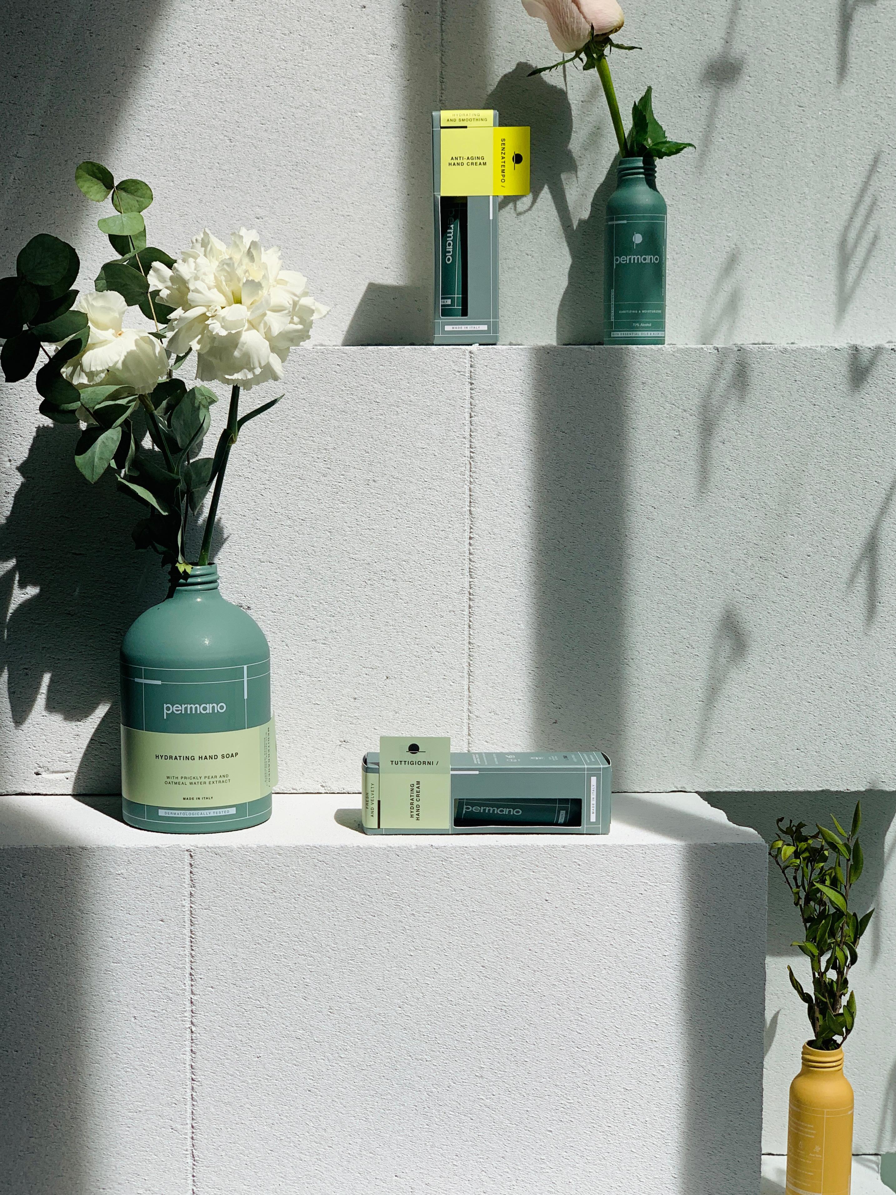 Allestimento a mensole in cemento cellulare con fiori e prodotti in scena