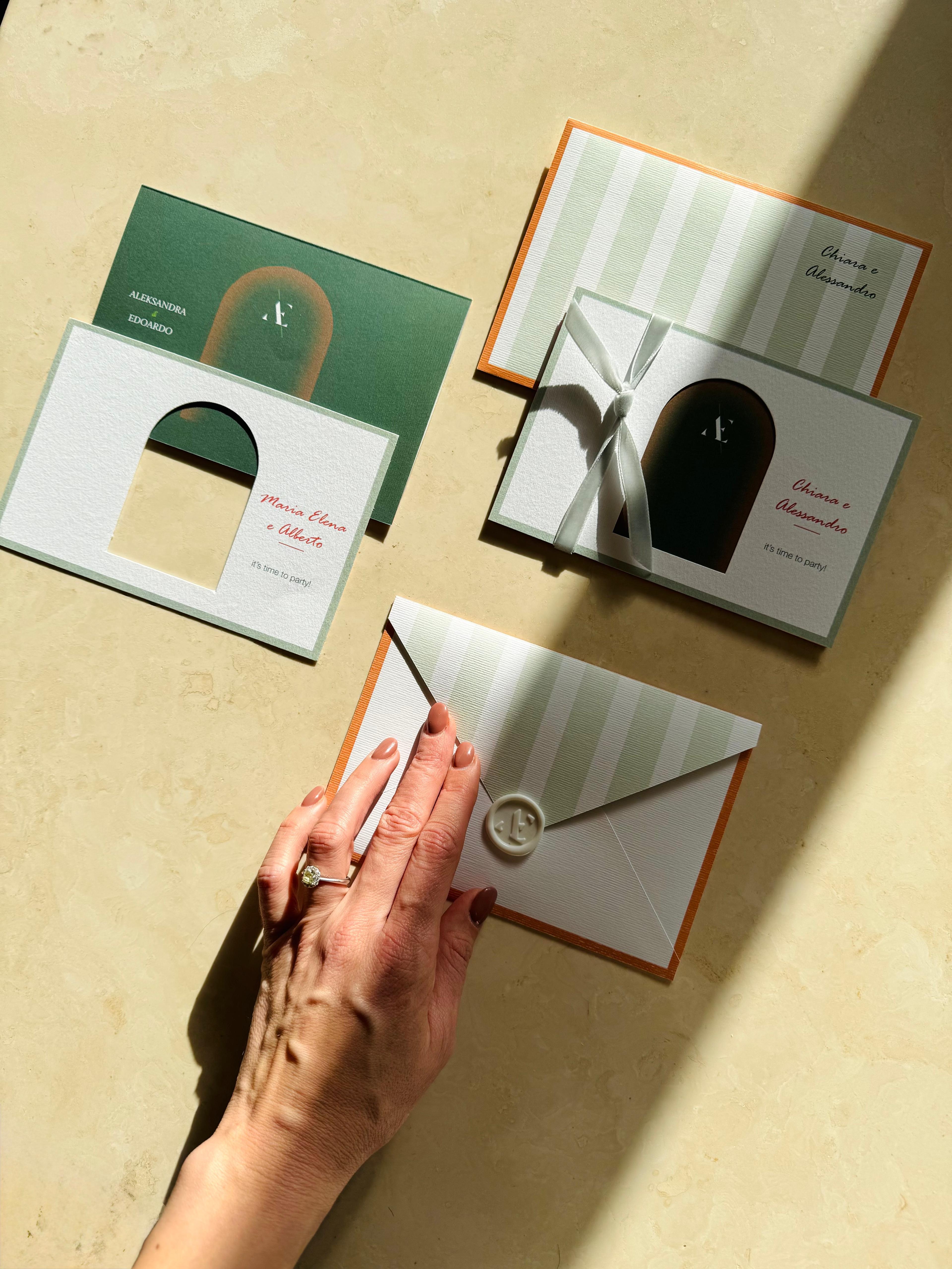 Partecipazioni e stationery coordinata nei toni verde e terracotta