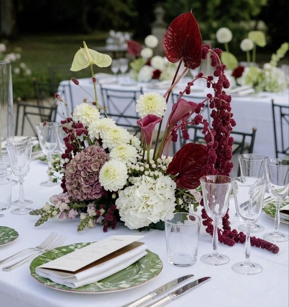 Centrotavola con ortensie chiare, dalie bianche e foglie di anthurium color bordeaux